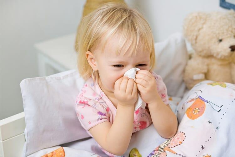 Nu totul este COVID-19: simptomele care indica o raceala sau gripa la copii